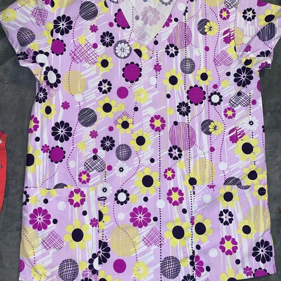 Scrub tops - Picture 11 of 16